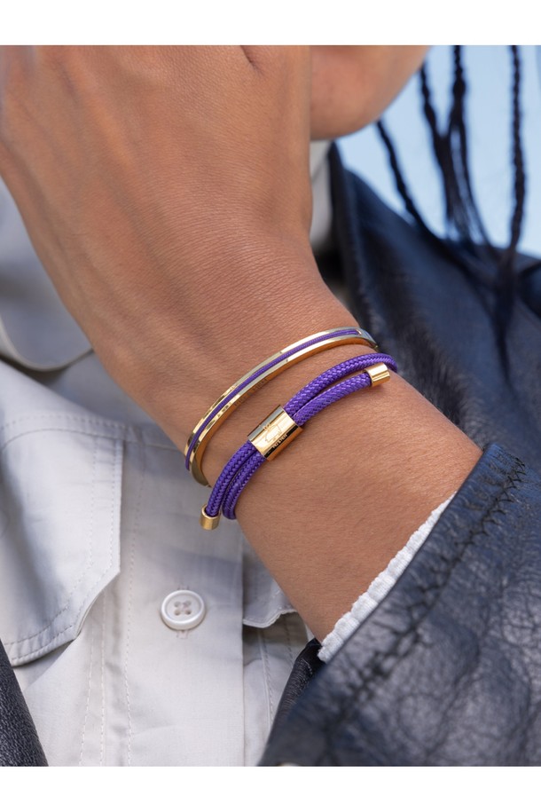 (여성) 리틀 루이스 팔찌 - 로얄퍼플X골드는 미니멀한 스타일의 여성용 팔찌입니다. 로얄 퍼플 컬러의 라운드 로프와 골드 디테일이 조화롭게 어우러져 세련된 느낌을 줍니다. 스테인리스 스틸 소재로 제작되어 방수 및 부식 방지 기능이 있으며, 견고한 촉감과 뛰어난 내구성을 자랑합니다. 수공예로 제작되어 오랜 기간 변함없이 착용할 수 있으며, 일상생활에서 포인트 아이템으로 활용하기 좋습니다. 클래식한 디자인으로 어떤 스타일에도 잘 어울립니다.
