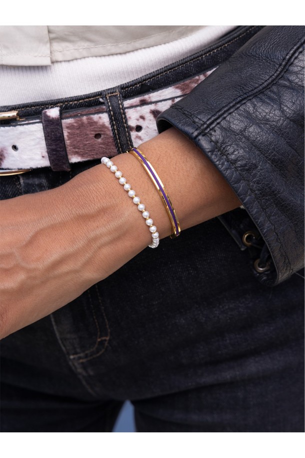 마야 루 팔찌 - 로얄퍼플X골드는 여성용 팔찌로, 미니멀하고 클래식한 스타일을 자랑합니다. 로얄퍼플과 골드 컬러의 조화가 세련된 느낌을 주며, 스테인리스 스틸과 라운드 로프 소재로 제작되어 내구성과 내식성이 뛰어납니다. 커프형 스타일로 디자인되었으며, 수작업 손바느질과 매듭 디테일이 섬세함을 더합니다. 이음새 없는 마감과 레이어드 착용이 가능하며, S 사이즈로 제작되었습니다.
