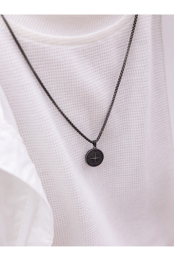 빈티지 컴퍼스 펜던트 목걸이는 316L 스테인리스스틸 소재로 제작되어 일상 속에서도 변함없는 가치를 선사합니다. 레이저 각인 디테일이 돋보이는 디자인은 미니멀, 클래식, 캐주얼 등 다양한 스타일에 매치하기 좋습니다. 해수 및 산성 환경에서도 변색 걱정 없이 착용 가능하며, 수작업으로 완성되어 더욱 특별합니다. 데이트룩에 포인트 아이템으로 활용하거나, 소중한 사람에게 선물하기에도 좋습니다. 프리미엄 우드 케이스에 담겨 소장 가치를 더합니다.
