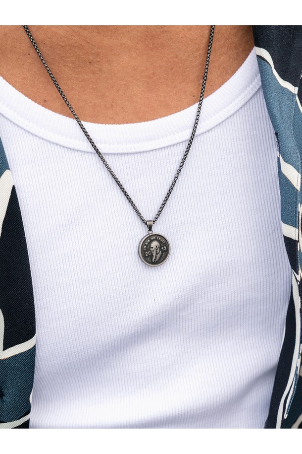 빈티지 밥 펜던트 목걸이는 시원한 실버 컬러로 제작되어 캐주얼, 미니멀, 클래식 스타일을 모두 소화합니다. 316L 의료용 스테인리스 스틸과 선박 로프 소재로 제작되어 내구성이 뛰어나며, 사계절 내내 착용하기 좋습니다. 레이저 각인 펜던트, 문구, 얼굴, 문장 각인 등 다양한 패턴/무늬를 선택할 수 있습니다. 방수, 내구성, 내식성이 뛰어나 여행룩, 휴가룩에 포인트 아이템으로 활용하기 좋으며, 땀이나 염분에 강해 해양 스포츠 활동에도 적합합니다. 녹슬지 않아 오랫동안 변함없이 착용할 수 있습니다.
