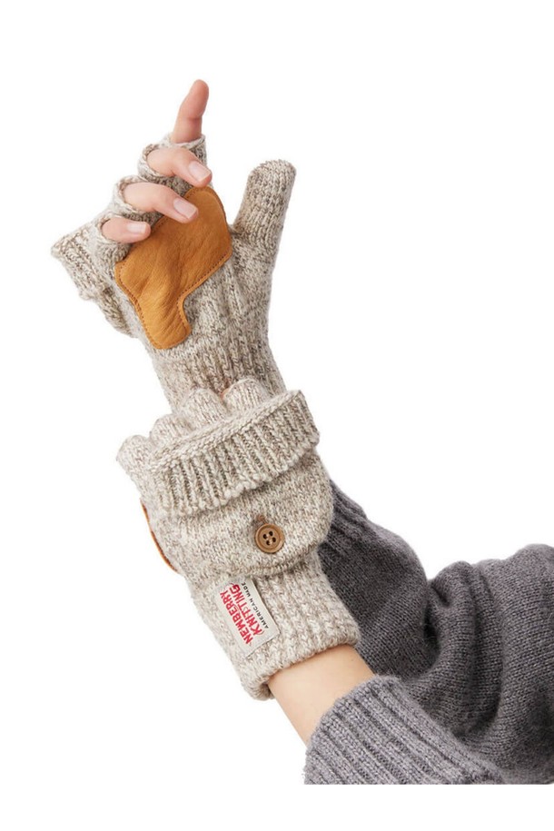 사슴가죽 글로밋장갑 - 오트밀은 가을, 겨울 시즌에 어울리는 남녀 공용 장갑입니다. 부드러운 촉감의 사슴가죽과 울, 나일론 혼방 소재로 제작되어 보온성과 신축성을 갖췄습니다. 손바닥 부분에 사슴가죽을 덧대어 내구성을 높였으며, 핑거리스와 일반 장갑 두 가지 스타일로 착용 가능하여 실용적입니다. 오트밀, 네이비, 올리브, 차콜 4가지 색상으로 출시되었으며, 한국인 손 사이즈에 최적화된 핏을 제공합니다. 캐주얼, 아메카지 스타일의 겨울 데일리룩, 산책룩, 여행룩에 매치하기 좋습니다.
