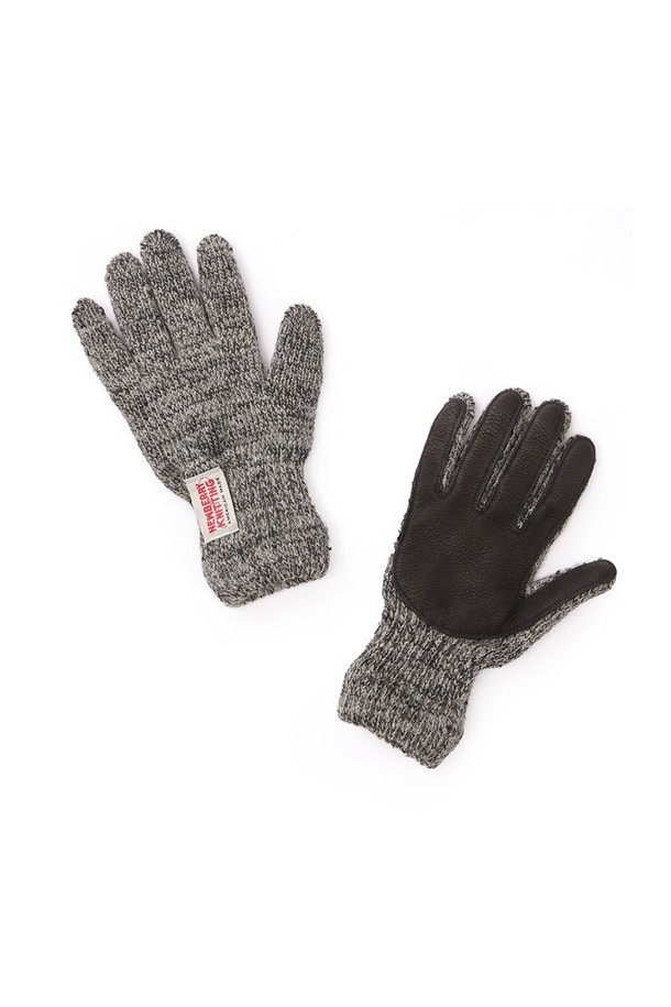 사슴가죽 울장갑 - 차콜은 겨울철 따뜻함과 스타일을 동시에 잡을 수 있는 장갑입니다. 부드러운 울 소재와 튼튼한 사슴가죽 덧댐으로 제작되어 뛰어난 보온성과 내구성을 자랑합니다. 캐주얼, 클래식, 미니멀 스타일을 즐겨 입는 남녀 모두에게 잘 어울리며, 가을, 겨울철 데일리룩, 산책룩, 데이트룩에 포인트를 더해줍니다. 한국인의 손 사이즈에 최적화되어 편안한 착용감을 선사하며, 무지 디자인에 차콜, 오트밀 그레이, 네이비, 올리브 등 4가지 컬러로 출시되어 폭넓은 선택지를 제공합니다.
