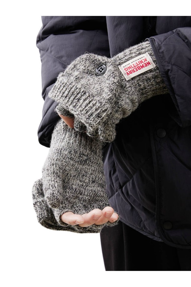 글로밋 장갑 - 차콜은 겨울철 데일리룩에 어울리는 남녀 공용 장갑입니다. 울, 나일론, 소가죽 소재를 사용하여 부드러운 촉감과 뛰어난 보온성을 제공하며, 두꺼운 두께감으로 추위를 효과적으로 막아줍니다. 클래식 및 캐주얼 스타일을 아우르는 무지 디자인에 가죽 패치 디테일이 더해져 세련된 멋을 연출합니다. 컨버터블 글로브-미튼 디자인으로 핑거리스 장갑으로 변형하여 실용성을 높였으며, 아시안 핏 사이즈로 편안한 착용감을 선사합니다.
