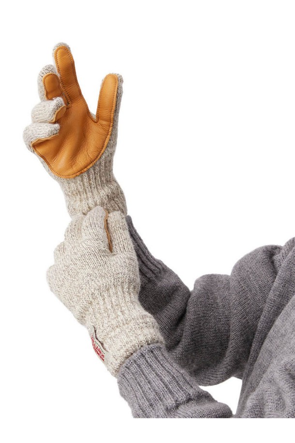 **사슴가죽 울장갑 - 오트밀**은 부드러운 촉감과 뛰어난 보온성을 자랑하는 겨울철 필수 아이템입니다. 손바닥 부분의 사슴가죽 보강으로 내구성을 높였으며, 신축성이 좋은 울 소재와 뉴텍 안감을 사용하여 편안한 착용감을 선사합니다. 은은한 오트밀 컬러에 무지 디자인, 가죽 패치 디테일로 캐주얼, 아메리카나 스타일을 연출하기 좋습니다. 겨울 데일리룩, 산책룩, 여행룩 등 다양한 TPO에 활용 가능하며, 남녀 모두 착용할 수 있는 아시안 핏으로 제작되었습니다. 수제작으로 완성된 따뜻한 울 장갑으로 겨울철 스타일과 보온을 동시에 잡으세요.
