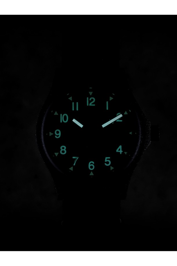 G10 배터리해치 24H - 실버X블랙은 남녀 모두 착용 가능한 미니멀하고 밀리터리 스타일의 시계입니다. 스테인리스 스틸과 나일론 소재를 사용하여 내구성을 높였으며, 5기압 방수 기능과 SuperLuminova 야광 코팅으로 실용성을 더했습니다. NATO 스트랩, 날짜 표시 기능, 배터리 교체 가능, 미네랄 글라스, 무지 패턴이 특징이며, 일상, 밀리터리, 여행룩, 출근룩 등 다양한 TPO에 맞춰 클래식, 캐주얼 스타일을 연출할 수 있습니다.
