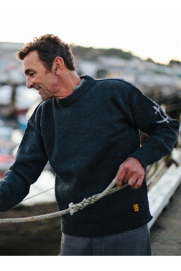 차분하고 세련된 무드의 크루넥 홀가먼트 스웨터 - 차콜입니다. 부드러운 울 소재로 제작되어 포근한 착용감을 선사하며, 가을과 겨울 시즌에 따뜻하게 입기 좋습니다. 베이직하고 미니멀한 디자인으로 다양한 스타일 연출이 용이하며, 특히 출근룩에 활용하기 좋습니다. 홀가먼트 공법으로 제작되어 봉제선이 없어 더욱 깔끔하고 편안한 착용감을 제공합니다. 레귤러핏과 긴 소매 기장으로 안정적인 핏을 선사합니다.
