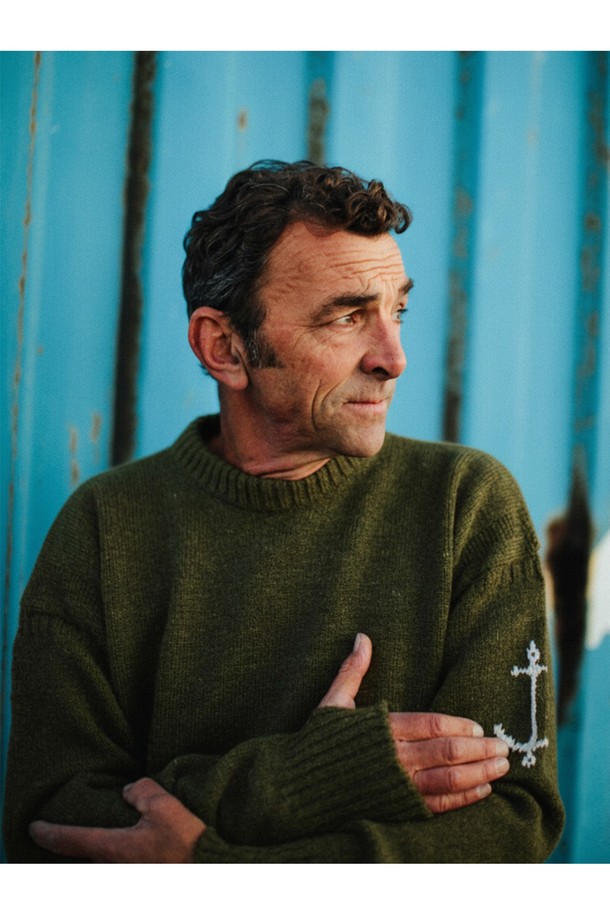 "아미" 크루넥 홀가먼트 스웨터는 울 소재로 제작되어 부드러운 촉감을 선사하며, 가을과 겨울에 따뜻하게 착용할 수 있습니다. 베이직하고 미니멀한 스타일로, 출근룩과 모임룩에 모두 잘 어울리는 활용도 높은 아이템입니다. 레귤러 핏에 라운드넥 디자인, 긴 소매 기장으로 편안한 착용감을 제공합니다. 카키와 올리브 두 가지 색상으로 출시되어, 다양한 스타일에 매치하기 용이하며, 로고 디테일로 포인트를 더했습니다. 두꺼운 두께감으로 보온성을 높였으며, 클래식, 미니멀, 캐주얼 등 폭넓은 스타일을 소화할 수 있습니다.
