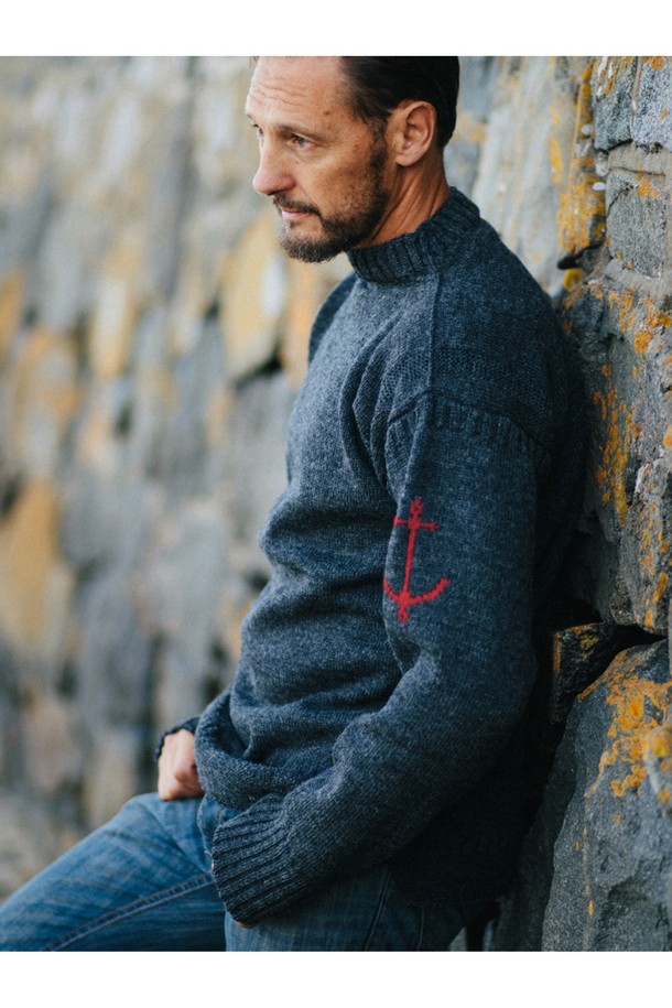 차콜 색상의 피셔맨 홀가먼트 스웨터는 가을과 겨울에 따뜻하게 입을 수 있는 남녀 공용 상의입니다. 부드러운 울 소재로 제작되어 뛰어난 촉감을 자랑하며, 레귤러 핏에 라운드넥 디자인으로 어떤 스타일에도 잘 어울립니다. 캐주얼, 클래식, 미니멀 스타일을 즐겨 입는 분들께 추천하며, 앵커 자수 디테일이 포인트로 더해져 세련된 느낌을 줍니다. 두꺼운 두께감으로 보온성을 높여 출근룩으로도 손색없습니다. 
