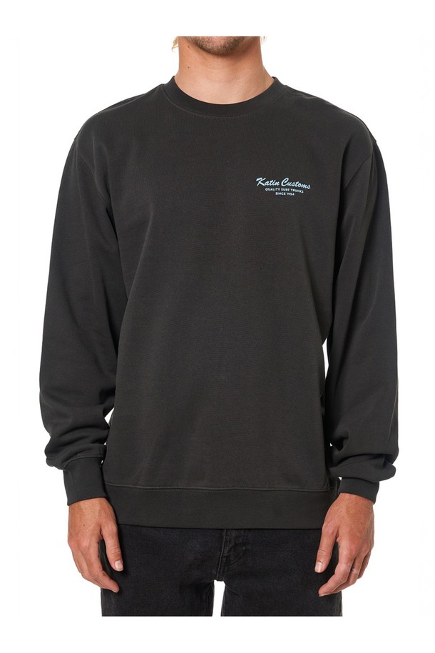 타이달 크루넥 스웻셔츠 - 블랙 워시는 캐주얼과 스트릿 스타일을 넘나드는 매력적인 상의입니다. 릴랙스 핏으로 편안함을 더하며, 면과 폴리에스테르 혼방 소재로 제작되어 부드러운 촉감을 자랑합니다. 빈티지 워싱 처리된 블랙 워시 컬러는 은은한 멋을 더하고, 캘리포니아 서핑샵에서 영감을 얻은 프린트가 돋보입니다. 라운드넥에 긴 소매 기장으로 사계절 내내 레이어드하여 다양한 스타일을 연출할 수 있으며, 여행룩, 캠핑룩 등 TPO에 구애받지 않고 폭넓게 활용하기 좋습니다.
