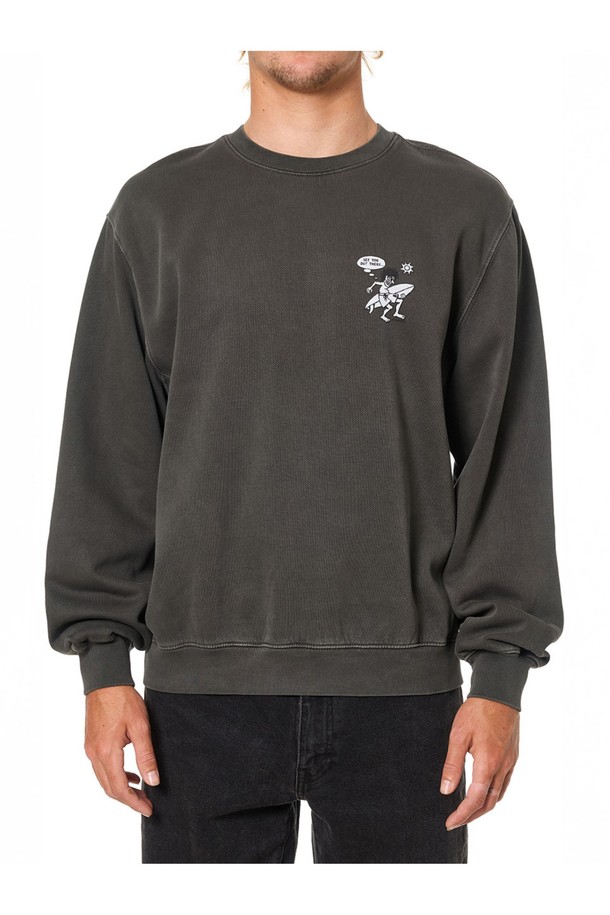 엑셀런트 크루넥 스웻셔츠 - 리드는 캘리포니아 서핑 감성을 담은, 빈티지 서핑 코믹 디자인의 스웻셔츠입니다. 부드러운 면과 폴리에스테르 혼방 소재로 제작되어 사계절 내내 착용 가능하며, 릴랙스 핏으로 편안한 착용감을 선사합니다. 힙을 덮는 레귤러 기장에 일반 티셔츠보다 2-3cm 더 긴 기장으로 트렌디함을 더했으며, 두꺼운 두께감으로 포근함을 느낄 수 있습니다. 빈티지 워싱 기법이 적용되어 자연스러운 멋을 살린, 캐주얼, 스트리트, 레트로 스타일의 집콕룩과 겨울 데일리룩에 적합한 아이템입니다.
