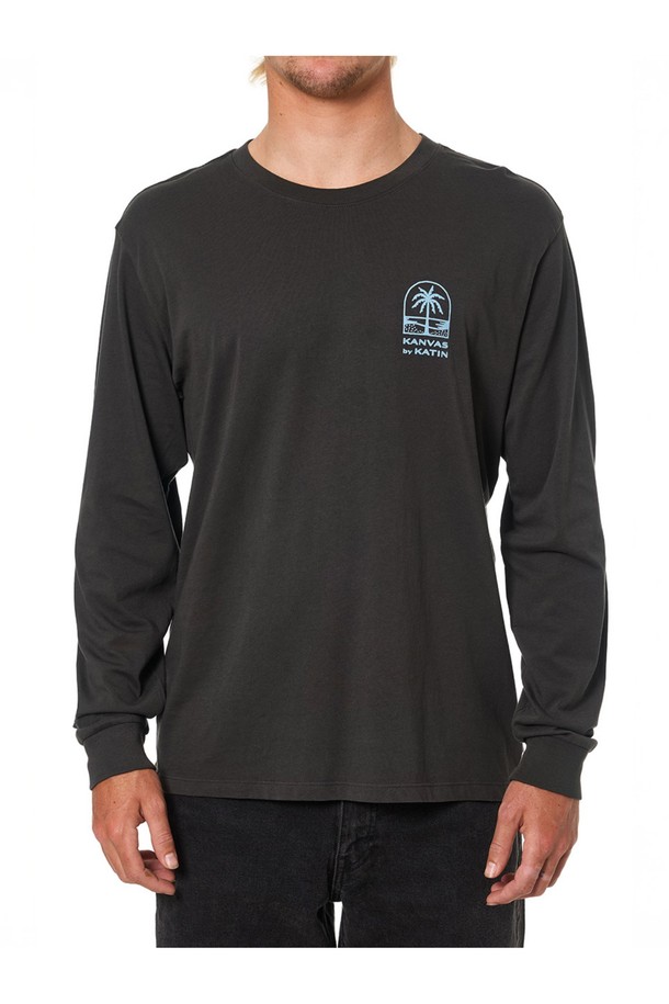 페세지 긴팔 티셔츠 - 블랙 워시는 오가닉 코튼 100% 소재로 제작되어 부드러운 촉감을 자랑합니다. 트로피컬 스토어에서 영감을 받은 아트워크 프린팅이 돋보이며, 캐주얼, 스트릿 스타일을 연출하기에 좋습니다. 봄, 가을 시즌에 레이어드하여 입기 좋으며, 릴랙스 핏의 라운드넥 디자인으로 편안하게 착용할 수 있습니다. 일상복이나 서핑 시에도 활용 가능한 실용적인 아이템입니다. 여행룩, 휴가룩에도 잘 어울리는 필수템입니다.
