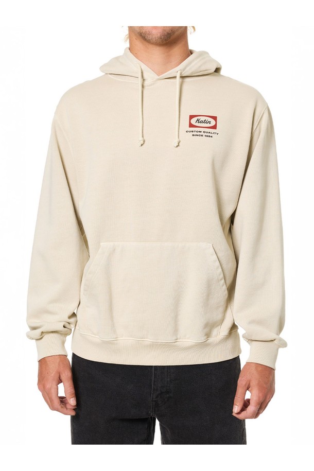 어셈블리 펠리칸 후드티는 캘리포니아 감성을 담은 디자인으로, 빈티지 워싱 처리로 은은한 멋을 더했습니다. 힙을 덮는 넉넉한 기장감과 릴랙스 핏으로 편안한 착용감을 선사하며, 면과 폴리에스테르 혼방의 두꺼운 소재로 제작되어 부드러운 촉감을 느낄 수 있습니다. 사계절 내내 활용 가능한 아이템으로, 캐주얼 및 스트리트 스타일을 즐기는 분들께 적합하며, 레이어드하여 다양한 연출이 가능합니다. 동네 마실룩이나 캠핑룩 등 편안한 TPO에 매치하여 개성있는 스타일을 완성해 보세요.
