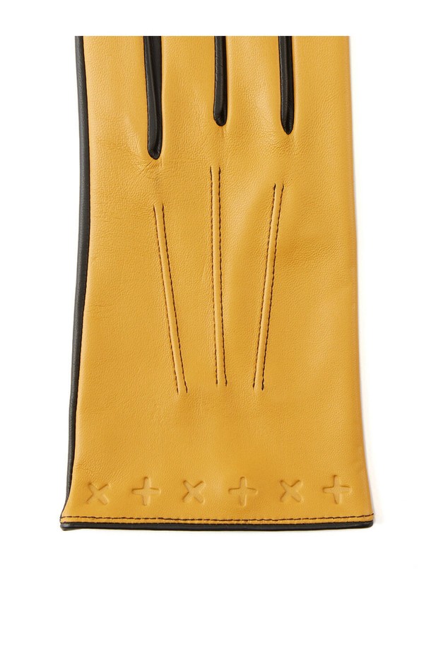 란도 터치스크린 드라이빙 장갑 - 코르크는 남성용 소가죽 장갑으로, 봄, 가을, 겨울에 착용하기 좋습니다. 부드러운 촉감의 헤어쉽 가죽을 사용하여 편안하며, 슬림핏 디자인과 손가락 통풍구로 쾌적함을 더했습니다. 터치스크린 기능으로 스마트 기기 사용이 용이하며, 스티치 라인과 크로스 엠보싱이 클래식하고 미니멀한 디자인을 완성합니다. 운전 및 일상생활에서 세련된 겨울 데일리룩을 연출해보세요. 코르크 색상 외 블랙 색상도 준비되어 있습니다.
