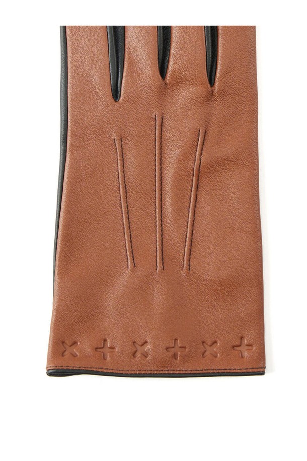 란도 터치스크린 드라이빙 장갑 - 탄은 부드러운 양가죽 소재로 제작되어 뛰어난 착용감과 그립감을 제공합니다. 드라이빙과 일상에서 모두 활용 가능한 실용적인 아이템으로, 터치스크린을 지원하여 스마트 기기 사용이 편리합니다. 얇은 두께감과 통기구멍, 너클홀 등의 디자인 디테일은 시크하고 미니멀한 스타일을 완성합니다. 손등의 크로스 엠보싱과 3라인 스티치, 인심 스티치 마감, 포셰트 구조, 밀착 핏을 통해 고급스러움을 더했습니다. 데이트룩이나 겨울 데일리룩에 클래식한 멋을 더해보세요.
