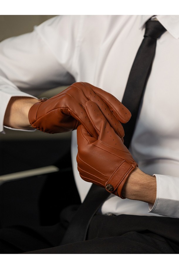 플레밍 드라이빙 장갑 - 하이웨이 탄은 남성용 소가죽 장갑입니다. 클래식, 미니멀, 캐주얼 스타일에 적합하며, 운전 및 일상생활에서 사용할 수 있습니다. 하이웨이 탄 컬러와 부드러운 촉감이 특징이며, 손등에는 통기구가, 손목에는 로고 스트랩이 디자인되어 있습니다. 얇은 두께로 뛰어난 그립감을 제공하며, 슬림핏 디자인과 가벼운 무게감으로 편안하게 착용할 수 있습니다. 삼선 스티치와 하프 피케 스티칭 디테일이 돋보이며 내구성이 강화되었습니다.
