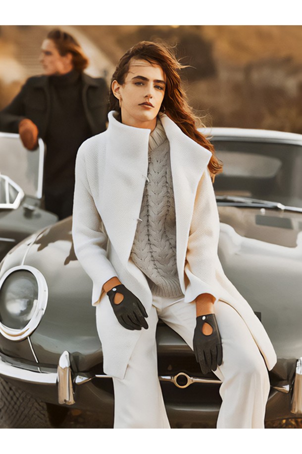 트럭스턴 여성 드라이빙 장갑 - 블랙은 부드러운 헤어쉽 가죽 소재로 제작되어 뛰어난 촉감과 내구성을 자랑합니다. 클래식하고 미니멀한 디자인으로, 운전 및 일상생활에서 모두 활용 가능합니다. 손목까지 오는 짧은 길이와 3-4면 조각 입체 봉제로 밀착 피트감을 선사하며, 통풍 구멍과 키홀 디테일이 세련됨을 더합니다. 습도 조절 및 그립감 향상 기능을 제공하여 쾌적하고 안정적인 착용감을 느낄 수 있습니다.
