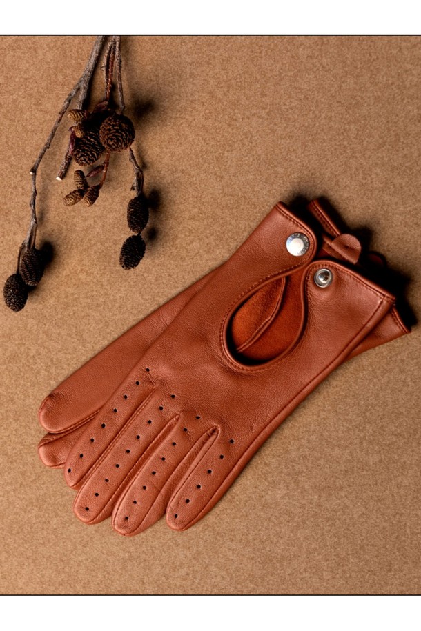 트럭스턴 여성 드라이빙 장갑 - 꼬냑은 부드러운 헤어쉽 가죽과 풀그레인 가죽을 사용하여 제작된 여성용 장갑입니다. 은은한 광택과 얇은 두께감, 손의 움직임을 고려한 입체적 설계가 특징이며, 밀착핏으로 편안한 착용감을 선사합니다. 통풍구멍과 하프 피겨 봉제 디테일은 클래식, 미니멀, 시크한 스타일을 연출하며, 봄, 가을, 겨울 계절에 드라이빙 또는 일상용으로 착용하기 좋습니다. 3-4면의 입체적 패턴 설계와 내구성이 강한 가죽으로 제작되어 오랫동안 사용할 수 있으며, 손목까지 오는 짧은 길이감으로 세련된 룩을 완성합니다.
