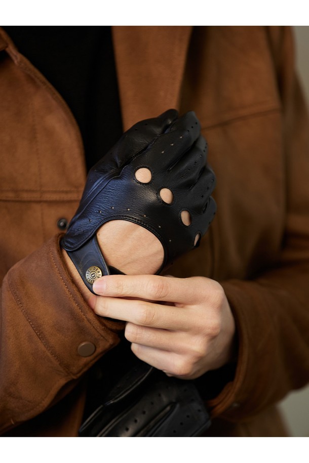 델타 드라이빙 장갑 - 블랙은 부드러운 헤어쉽 가죽과 풀그레인 가죽을 사용하여 제작된 사계절용 드라이빙 장갑입니다. 블랙 컬러의 미니멀하고 시크한 디자인으로, 데이트룩과 여행룩에 모두 잘 어울립니다. 얇은 두께감과 3-4 패널 손가락 구조, 인체공학적 핏, 내부 스티칭으로 뛰어난 그립감과 편안한 착용감을 제공합니다. 너클홀, 벤틸레이션 홀, 스냅 버튼 디테일로 포인트를 더했으며, 자연스러운 가죽 결과 은은한 광택이 고급스러운 느낌을 더합니다. 타이트 핏과 경량 디자인으로 오랫동안 편안하게 착용할 수 있으며, 내구성 있는 구조를 자랑합니다.
