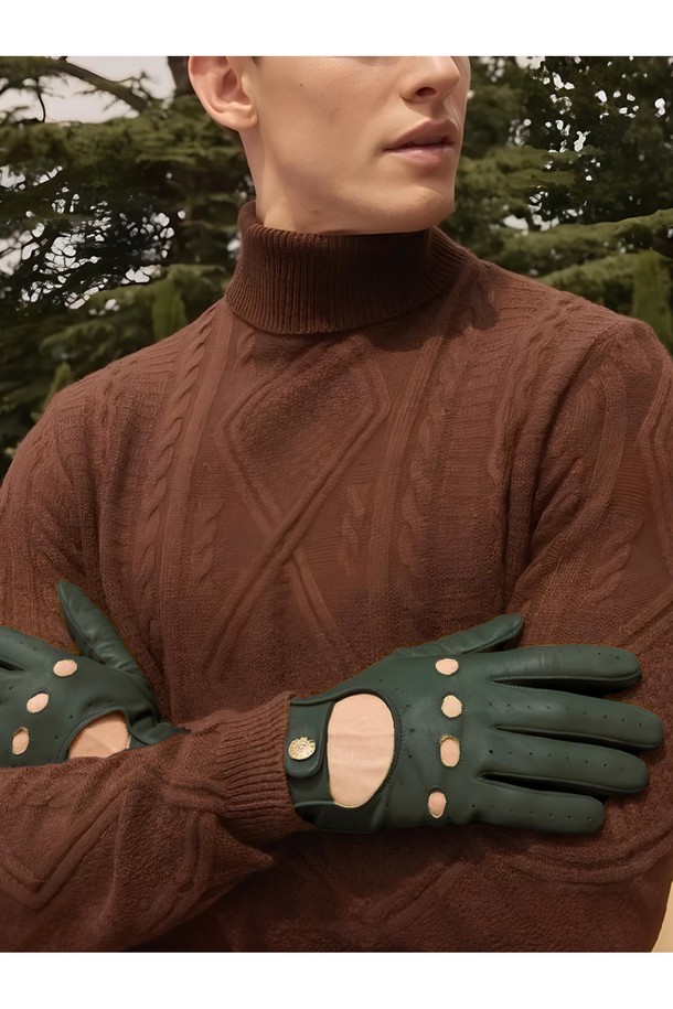 델타 드라이빙 장갑 - 그린은 남녀 모두 착용 가능한 가죽 드라이빙 장갑입니다. 부드러운 소가죽 소재로 제작되었으며, 봄, 가을, 겨울 계절에 착용하기 좋습니다. 클래식, 미니멀, 시크 스타일을 연출하기 좋으며, 데이트룩이나 겨울 데일리룩에 매치하기 좋습니다. 통기성을 위한 손가락 통기구멍과 너클홀, 그리고 그립감을 높이는 디자인이 특징입니다. 스냅 버튼과 인심 스티칭, 짧은 기장, 3-4조각 손가락 구조로 섬세함을 더했습니다.
