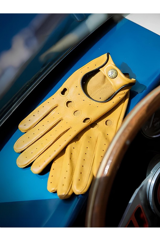 델타 드라이빙 장갑 - 코르크는 남성용 드라이빙 장갑으로, 헤어쉽 가죽 소재를 사용하여 부드러운 촉감과 얇은 두께로 제작되었습니다. 클래식한 디자인에 너클홀, 통기구멍, 스냅 버튼 등의 디테일이 돋보이며, 코르크, 블랙, 그린, 탠 등 다양한 컬러 옵션을 제공합니다. 풀그레인 레더와 자연스러운 텍스처, 고밀도 표면 처리가 특징이며, 해부학적 패턴 디자인과 인심 스티칭, 3-4조각 포셰트 패턴으로 드라이빙 시 뛰어난 그립감과 통기성, 온도 조절 기능을 선사합니다. 여행룩이나 비즈니스 캐주얼과 같은 TPO는 물론, 클래식, 미니멀, 시크 스타일을 즐기는 분들께 적합합니다.
