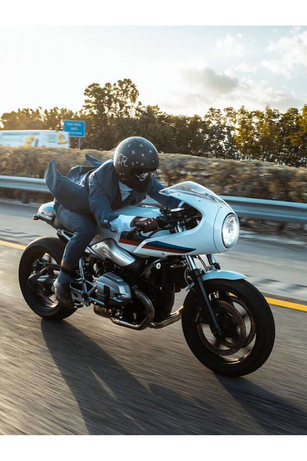 델타 드라이빙 장갑 - 탄은 부드러운 소가죽 소재로 제작되어 뛰어난 착용감을 선사합니다. 클래식하면서도 미니멀한 디자인으로 데이트룩에 잘 어울립니다. 통기성과 흡습 기능이 있어 쾌적하게 사용할 수 있으며, 손등 및 손가락 통기구멍과 그립감 강화 디자인이 특징입니다. 인심 스티칭과 짧은 기장으로 활동성을 높였으며, 3-4 패널 손가락 구조로 편안함을 더했습니다. 탄, 블랙, 그린, 코크 총 4가지 컬러로 만나보세요.
