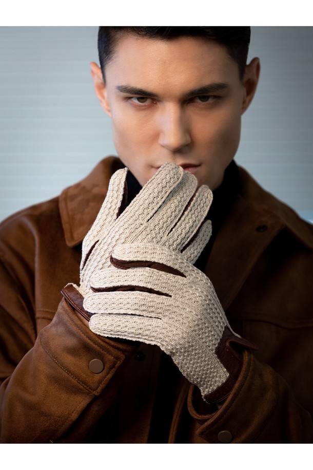 랭커스터 드라이빙 장갑 - 탄은 부드러운 소가죽과 면 소재로 제작되어 봄, 여름철 드라이빙 시 쾌적함을 선사합니다. 탄색 컬러에 크로셰 니트 패턴, 펀칭 디테일이 돋보이는 빈티지 스타일의 장갑입니다. 손바닥 부분은 헤어쉽 가죽을 사용하여 내구성을 높였으며, 프릭심 스티칭 공법과 3-4 패널 손가락 거셋으로 편안한 착용감을 제공합니다. 통기성과 흡습 기능으로 땀이 차는 것을 방지하며, 안감 없는 디자인으로 더욱 가볍게 사용할 수 있습니다. 데이트룩, 여행룩 등 다양한 TPO에 클래식, 미니멀, 캐주얼 스타일로 연출하기 좋습니다.
