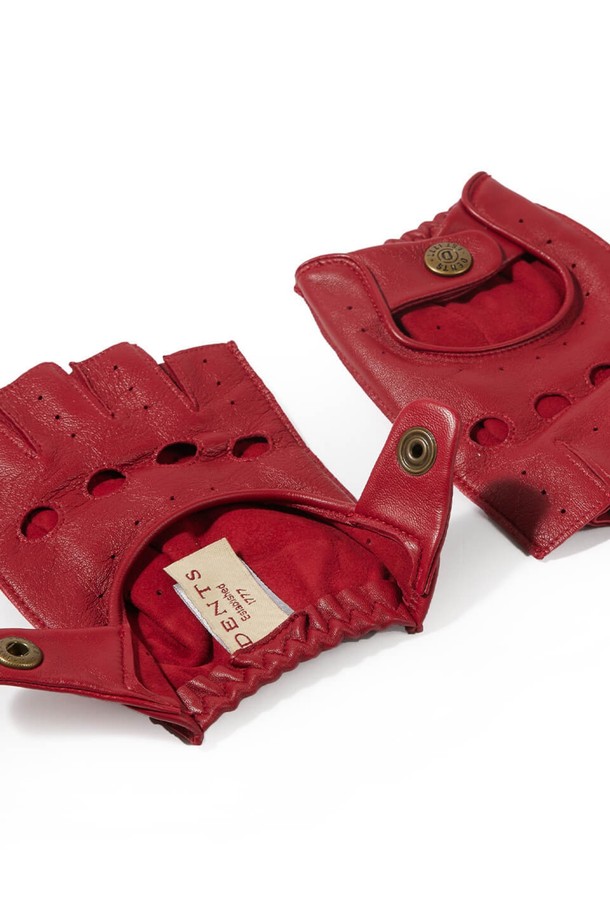 스네터튼 드라이빙 장갑 - 베리 색상은 남성용으로, 클래식하고 미니멀한 스타일을 추구하는 분들을 위한 제품입니다. 고지대 헤어쉽 가죽과 풀그레인 레더를 사용하여 부드러운 촉감과 자연스러운 주름, 스크래치가 특징이며, 얇은 두께로 여름철 드라이빙에 적합합니다. 핑거리스 디자인과 손등 통기구, 손바닥 그립 강화, 그리고 프릭심 스티칭은 기능성을 더합니다. 사이즈 조절 기능과 통기성을 갖춰 편안한 착용감을 제공합니다. 베리 색상은 세련된 분위기를 연출합니다.
