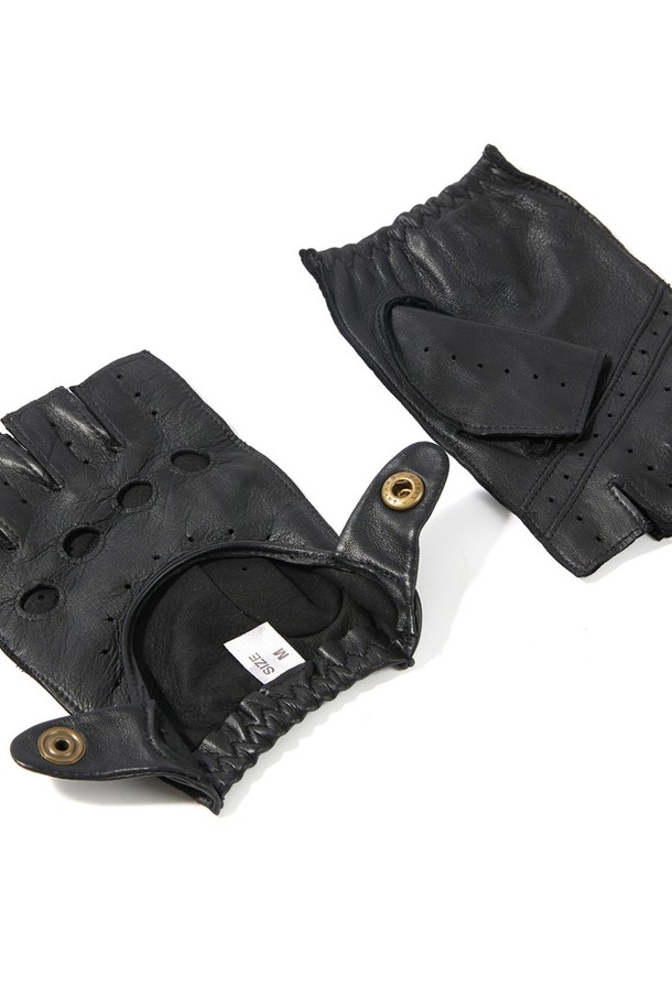 스네터튼 드라이빙 장갑 - 블랙은 부드러운 양가죽 소재로 제작되어 자연스러운 광택과 고급스러운 촉감을 선사합니다. 펀칭 처리된 디자인과 통기구가 적용되어 여름철에도 쾌적한 착용감을 유지하며, 그립감을 높여 드라이빙 시 안정적인 핸들링을 돕습니다. 핑거리스, 너클홀, 손바닥 스티칭, 3-4 패널 손가락 구조, 프릭심 스티칭 구조, 인체 공학적 디자인을 통해 클래식, 미니멀, 캐주얼 스타일의 여행룩, 휴가룩을 완성할 수 있습니다. 뛰어난 내구성을 자랑하며, 경량으로 제작되어 편안한 착용감을 제공합니다.
