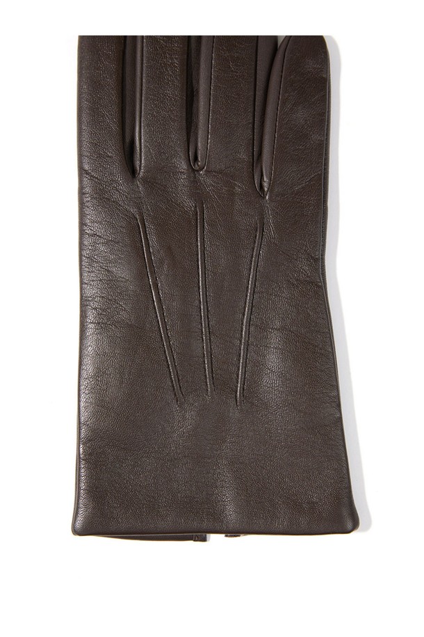 앤도버 터치스크린 남성 가죽 장갑 - 브라운은 가을, 겨울철 일상에서 착용하기 좋은 남성용 장갑입니다. 부드러운 촉감의 가죽 소재로 제작되어 편안한 착용감을 선사하며, 미니멀하고 클래식한 디자인으로 출근룩이나 데이트룩에 모두 잘 어울립니다. 터치스크린 기능을 갖춰 스마트폰 사용이 편리하며, 브라운 컬러는 어떤 스타일에도 쉽게 매치할 수 있습니다.

