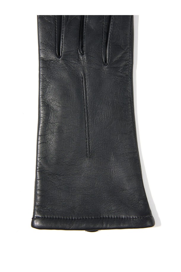 지니 여성 가죽 장갑 - 블랙은 부드러운 소가죽 소재로 제작되어 가을, 겨울철 보온성을 높여주는 장갑입니다. 무지 디자인에 손목 밴딩 디테일로 클래식하고 미니멀한 스타일을 연출합니다. 두꺼운 두께감으로 추운 날씨에도 따뜻하게 착용 가능하며, 출근룩에 고급스러움을 더해줍니다. 블랙 컬러로 어떤 옷에도 잘 어울려 데일리 아이템으로 활용하기 좋습니다.
