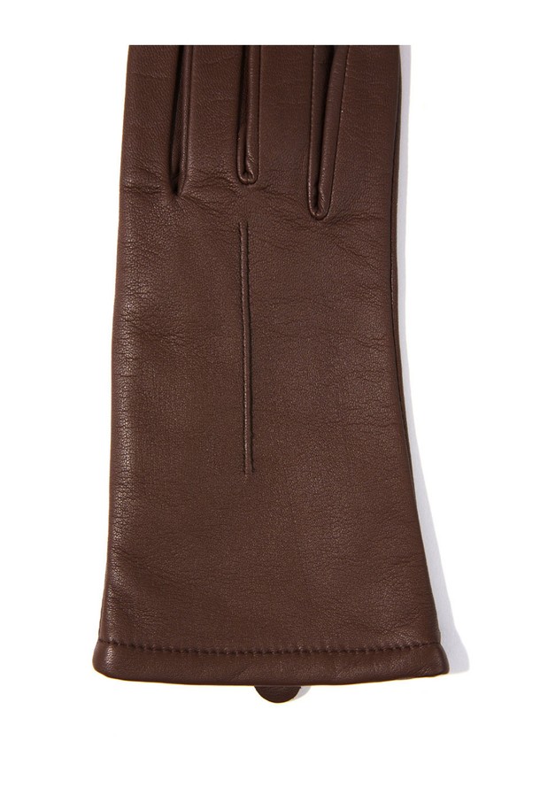 지니 여성 가죽 장갑 - 체스트넛은 가을, 겨울철에 따뜻하게 손을 보호해주는 여성용 장갑입니다. 부드러운 촉감의 가죽 소재로 제작되어 편안한 착용감을 선사하며, 손목 밴딩 디테일로 활동성을 더했습니다. 클래식하고 미니멀한 디자인으로, 출근룩에 세련된 포인트를 더할 수 있습니다. 체스트넛 컬러는 어떤 스타일에도 잘 어울려 데일리 아이템으로 활용하기 좋습니다. 일상생활에서 보온성과 스타일을 모두 만족시키는 가죽 장갑입니다.
