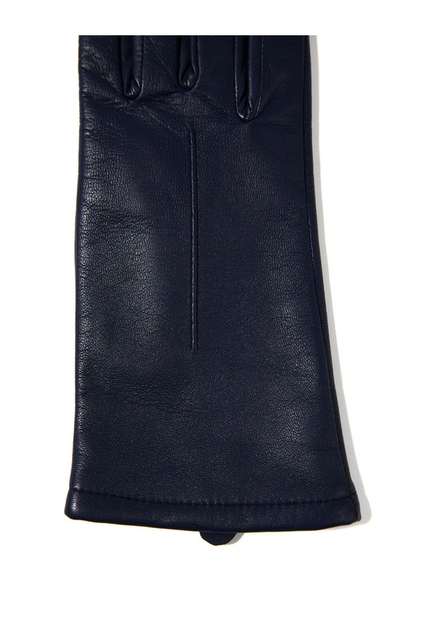 지니 여성 가죽장갑 - 네이비는 가을, 겨울철 여성의 손을 따뜻하게 보호해 줄 장갑입니다. 부드러운 가죽 소재로 제작되어 편안한 착용감을 선사하며, 얇은 두께로 디자인되어 답답함 없이 일상생활에서 활용하기 좋습니다. 무지 디자인과 네이비 컬러는 어떤 스타일에도 잘 어울려 출근룩이나 미니멀, 클래식한 스타일에 매치하기 용이합니다. 보온 기능을 갖춰 추운 날씨에도 따뜻함을 유지할 수 있습니다.
