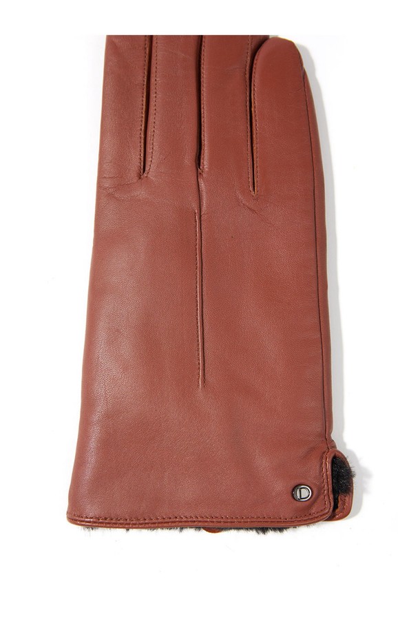 마리아 터치스크린 여성 가죽장갑 - 꼬냑은 부드러운 소가죽 소재로 제작되어 뛰어난 착용감을 선사합니다. 겨울철 따뜻함을 책임지는 두꺼운 두께와 은은한 광택이 돋보이는 꼬냑 컬러가 특징입니다. 클래식하고 미니멀한 디자인으로 출근룩에 세련됨을 더하며, 터치스크린 기능을 통해 스마트 기기 사용의 편리성을 제공합니다. 손끝까지 섬세하게 디자인되어 촉촉하고 부드러운 감촉을 느낄 수 있습니다.
