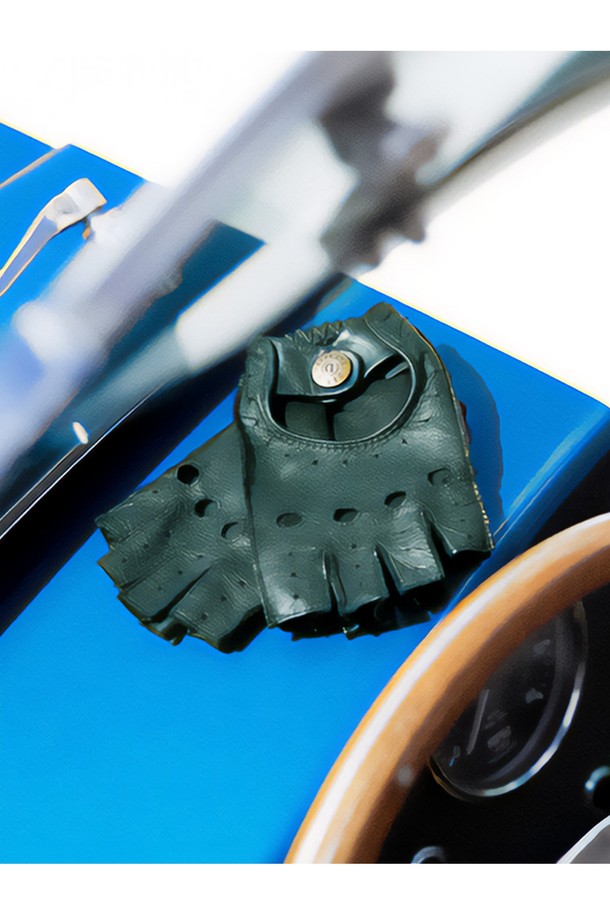 스네터튼 드라이빙 장갑 - 그린은 클래식하고 미니멀한 스타일을 추구하는 분들을 위한 아이템입니다. 부드러운 가죽 소재에 손가락 없는 반장갑 디자인으로, 봄, 가을 드라이빙 시 손등의 통기성을 높였습니다. 그린 컬러와 무지 패턴이 세련된 느낌을 주며, 버튼 디테일이 포인트입니다. 데이트룩 또는 모임룩에 매치하여 스타일리시함을 더할 수 있습니다.
