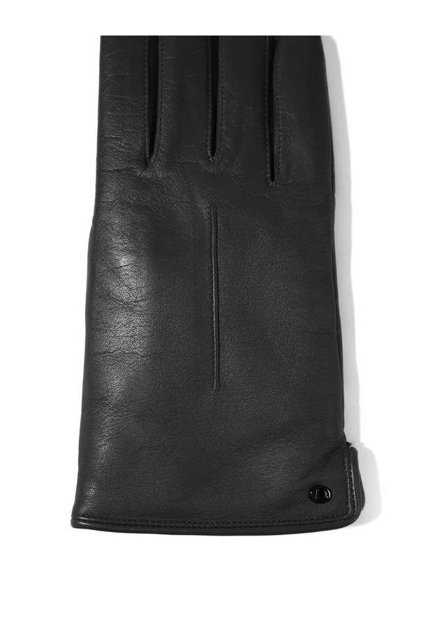 마리아 터치스크린 여성 가죽 장갑 - 블랙은 겨울철 여성의 손을 따뜻하게 보호해주는 필수 아이템입니다. 부드러운 가죽 소재로 제작되어 편안한 착용감을 선사하며, 일상생활에서 활용하기 좋습니다. 클래식하고 미니멀한 디자인으로 출근룩에 세련됨을 더할 수 있습니다. 특히, 터치스크린 기능이 탑재되어 장갑을 착용한 채로 스마트폰 사용이 가능합니다. 무지 디자인의 블랙 컬러로 어떤 의상에도 무난하게 매치할 수 있습니다.
