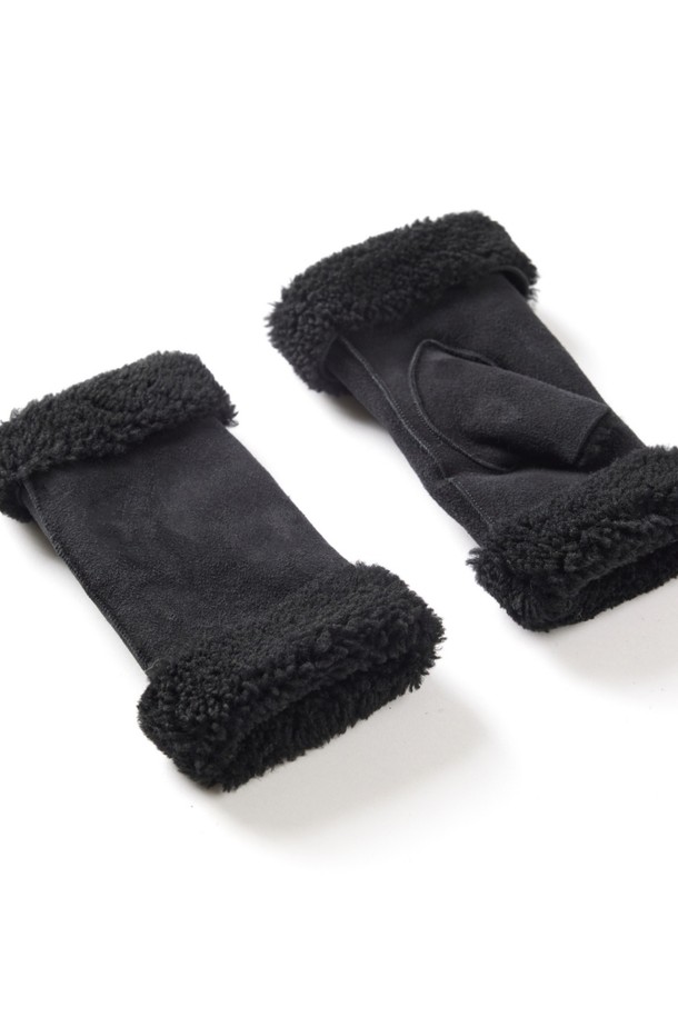 베라 헤어쉽(Vera Hairship) 여성 가죽 장갑 - 블랙 스웨이드입니다. 부드러운 스웨이드 소재로 제작되어 뛰어난 촉감을 자랑하며, 추운 겨울철 보온성을 책임집니다. 손목 부분의 퍼(Fur) 디테일이 고급스러움을 더하며 클래식하고 미니멀한 스타일을 연출합니다. 블랙 컬러의 무지 디자인으로 어떤 옷에도 잘 어울려 일상에서 활용하기 좋습니다. 두꺼운 두께감으로 따뜻하게 손을 보호해주는 겨울 필수 아이템입니다.
