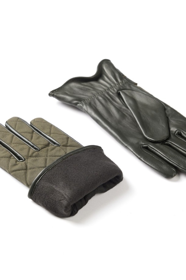 브루톤 터치스크린 남성 가죽장갑 - 올리브는 가을, 겨울철에 착용하기 좋은 남성용 장갑입니다. 부드러운 가죽 소재와 퀄팅 처리로 고급스러운 디자인을 자랑하며, 손목 스트랩과 버클 장식으로 포인트를 더했습니다. 터치스크린 기능을 갖춰 스마트폰 사용이 편리하며, 두꺼운 두께감으로 보온성을 높였습니다. 출근룩과 모임룩 모두에 잘 어울리는 클래식, 미니멀, 캐주얼 스타일의 필수 아이템입니다.
