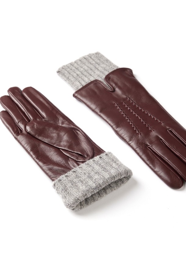 타마라 여성 가죽 장갑 - 클라렛은 가을과 겨울, 추운 계절에 따뜻하게 손을 보호해 줄 여성용 장갑입니다. 부드러운 촉감의 가죽 소재와 니트 커프스의 조화가 돋보이며, 클래식하면서도 미니멀한 스타일을 연출합니다. 클라렛, 버건디, 그레이 3가지 색상으로 제공되어, 어떤 의상에도 잘 어울립니다. 손목 부분의 니트 디테일이 디자인의 포인트가 되어 고급스러움을 더합니다. 일상생활에서 보온성을 유지하며 세련된 스타일을 완성해 보세요.
