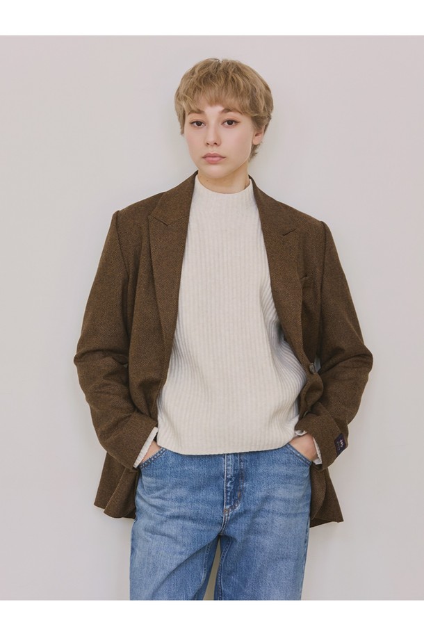 헤링본 메리노울 자켓 - 카멜 브라운은 여성의 가을, 겨울 스타일을 책임질 아우터입니다. 부드러운 촉감의 메리노울 소재에 헤링본 패턴이 더해져 클래식하면서도 베이직한 무드를 연출합니다. 레귤러 핏, 긴 소매, 싱글 버튼 여밈의 테일러드 코트 타입 자켓으로, 출근룩, 오피스룩, 겨울 데일리룩에 모두 잘 어울립니다. 카멜 브라운 컬러는 미니멀, 시크한 스타일을 완성하며, 넉넉한 포켓 디테일로 실용성까지 갖췄습니다.
