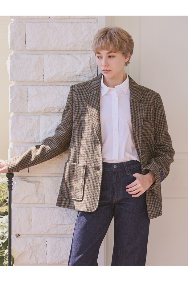 하운드투스 셔틀랜드 울 재킷 - 카키는 가을, 겨울 시즌에 완벽한 남성용 테일러드 재킷입니다. 클래식하고 베이직한 스타일로, 비즈니스 캐주얼, 출근룩, 겨울 데일리룩에 모두 잘 어울립니다. 부드러운 촉감의 두꺼운 울 소재로 제작되었으며, 하운드와 헤링본 패턴이 돋보입니다. 싱글 버튼 여밈 방식과 레귤러 핏으로 편안하게 착용 가능하며, 더블 웰트 이너포켓, 보강된 아웃포켓, 커프스 로고 엠보싱, 보강된 밑단 등의 특징을 갖추고 있습니다. 울마크 인증을 받은 고급스러운 셔틀랜드 울 재킷으로, 미니멀하고 캐주얼한 스타일을 연출해보세요.
