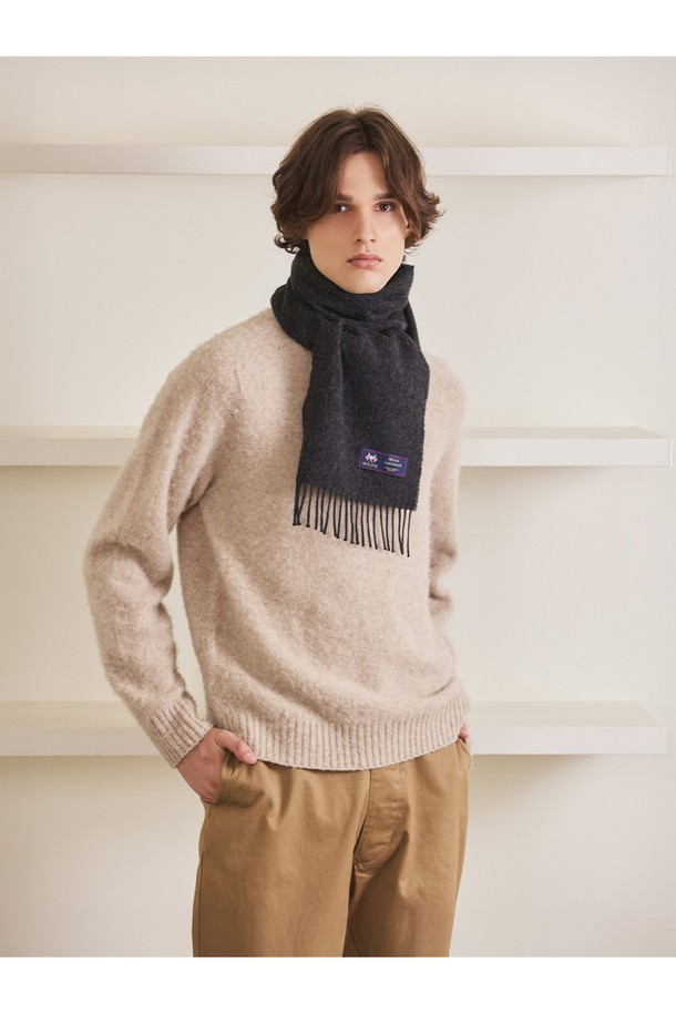 메리노울 머플러 25cm - 다크 차콜은 가을, 겨울철 따뜻하고 스타일리시하게 연출할 수 있는 머플러입니다. 고급스러운 다크 차콜 컬러의 부드러운 메리노울 100% 소재로 제작되어 피부에 자극 없이 포근한 착용감을 선사합니다. 멜란지 기법을 사용하여 은은하고 세련된 색감을 더했으며, 뛰어난 보온성과 흡습, 향균, 소취 기능으로 쾌적함을 유지해줍니다. 일상, 산책, 카페 등 다양한 TPO에 클래식, 미니멀, 캐주얼 스타일로 활용하기 좋으며, 플라워 또는 유니온잭 패턴과 프린지 디자인이 돋보입니다. 일러스트 패키지로 소중한 사람에게 선물하기에도 좋습니다.
