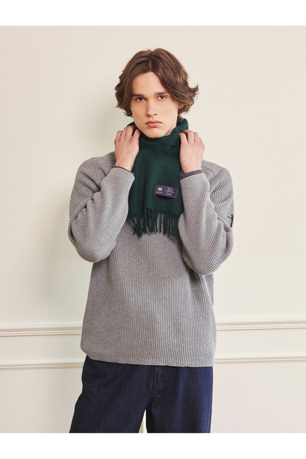 메리노울 머플러 25cm - 로얄 그린은 울마크 인증을 받은 프리미엄 메리노울 소재로 제작되어 부드러운 촉감과 뛰어난 보온성을 자랑합니다. 로얄 그린 컬러의 무지 디자인은 클래식하고 베이직한 스타일을 연출하며, 겨울철 데일리룩, 출근룩, 모임룩 등 다양한 TPO에 활용하기 좋습니다. 두꺼운 두께감으로 추운 날씨에도 따뜻하게 착용 가능하며, 형태 유지력이 우수하고 정전기 방지 기능까지 갖춰 실용적입니다. 프린지 디테일이 돋보이는 이 머플러는 캐주얼, 포멀 룩 모두 소화 가능하여 활용도가 높습니다.
