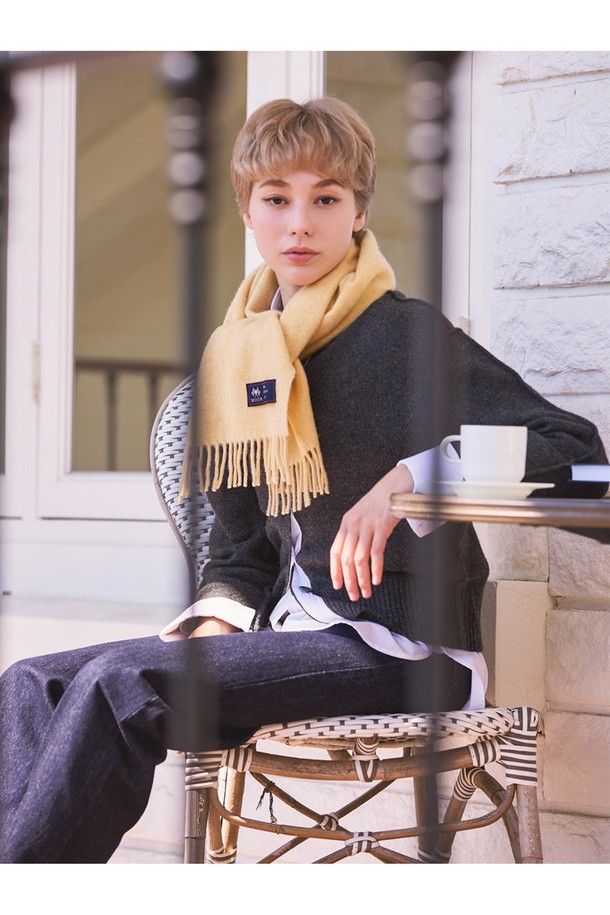 메리노울 머플러 25cm - 샌드는 부드러운 촉감과 뛰어난 보온성을 자랑하는 겨울철 필수 아이템입니다. 울마크 인증을 받은 메리노울 소재에 멜란지 기법을 적용하여 은은하고 고급스러운 샌드 컬러를 연출합니다. 일상, 데일리룩은 물론 산책룩, 모임룩 등 다양한 TPO에 활용하기 좋으며, 클래식하고 베이직한 스타일에 미니멀한 감성을 더했습니다. 25cm 폭의 적당한 길이로 다양한 스타일링이 가능하며, 뛰어난 통기성과 흡습 기능으로 쾌적하게 착용할 수 있습니다.
