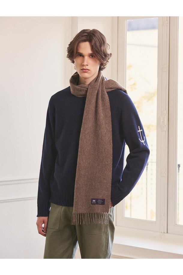 메리노울 머플러 25cm - 다크 베이지는 부드러운 메리노 램스울 소재로 제작되어 겨울철 보온성을 책임집니다. 15~25마이크론의 섬세한 섬유와 최대 7가지 색상의 원사 혼합, 밀란지 기법을 통해 빛과 각도에 따라 다채롭게 변화하는 다크 베이지 컬러를 표현합니다. 플라워와 유니언 잭 패턴이 클래식한 스타일을 강조하며, 프린지 장식으로 포인트를 더했습니다. 일상, 격식 있는 자리 어디든 잘 어울리며, 겨울 데일리룩, 모임룩, 상견례룩에 포근함을 더해줄 머플러입니다.
