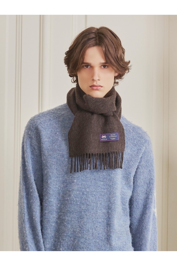 메리노울 머플러 25cm - 모카는 가을, 겨울철에 따뜻함과 스타일을 동시에 선사하는 머플러입니다. 부드러운 메리노울 소재로 제작되어 촉감이 매우 좋으며, 얇은 두께로 답답함 없이 착용 가능합니다. 멜란지 기법을 사용하여 7가지 색상이 혼합되어 은은하고 고급스러운 분위기를 연출하며, 자연스러운 드레이프성이 특징입니다. 플라워 패턴과 프린지 디자인이 더해져 클래식하면서도 베이직한 스타일을 완성하며, 보온, 흡습, 통기, 항균 및 탈취, 온도 조절 기능까지 갖춰 실용적입니다. 가을 나들이룩, 겨울 데일리룩, 카페룩 등 다양한 TPO에 활용하여 미니멀, 캐주얼, 클래식 스타일을 연출할 수 있습니다.
