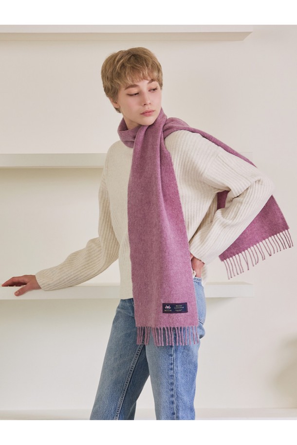 메리노울 머플러 25cm - 로얄 핑크는 부드러운 촉감과 포근함을 선사하는 머플러입니다. 15~25마이크론의 섬세한 메리노 램스울 소재로 제작되어 가을, 겨울철 데일리룩, 산책룩, 카페룩에 따뜻함과 스타일을 더해줍니다. 최대 7가지 색상을 혼합하는 밀란지 기법으로 은은하고 고급스러운 색감을 표현했으며, 베이직하고 클래식한 디자인으로 다양한 스타일에 매치하기 좋습니다. 또한, 보온, 통기, 향균, 소취 기능은 물론, 형태 변형이 적고 보풀이 잘 일어나지 않아 오랫동안 변함없이 착용할 수 있습니다. 로얄 핑크 컬러와 프린지 장식으로 포인트를 더해, 클래식, 미니멀, 캐주얼 스타일을 즐겨 입는 분들께 추천합니다.
