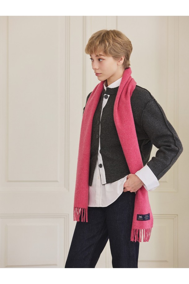 메리노울 머플러 25cm - 핑크는 부드러운 촉감과 뛰어난 보온성을 자랑하는 머플러입니다. 멜란지 기법으로 7가지 색상을 혼합하여 은은하고 세련된 핑크 컬러를 연출하며, 무지 디자인에 프린지 장식으로 포인트를 더했습니다. 메리노울 소재는 흡습, 향균, 통기 기능이 뛰어나 쾌적함을 유지하며, 형태 유지력이 우수하여 오랫동안 변형 없이 착용할 수 있습니다. 가을, 겨울철 데일리룩, 산책룩, 모임룩 등 다양한 TPO에 매치하여 클래식, 미니멀, 캐주얼 스타일을 연출해보세요. 필링을 최소화하여 관리가 용이하며, 부드러운 착용감으로 편안함을 선사합니다.
