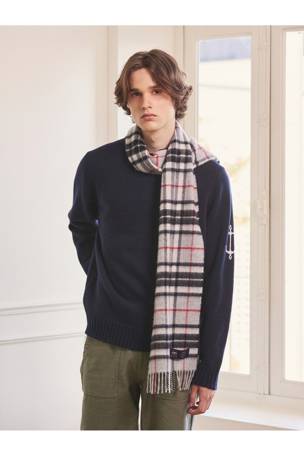 메리노울 머플러 25cm - 그레이 톰슨은 부드러운 촉감과 뛰어난 보온성을 자랑하는 겨울 필수 아이템입니다. 울마크 인증을 받은 메리노울 소재에 밀란지 기법을 사용하여 최대 7가지 색상을 혼합, 은은하고 고급스러운 그레이 컬러의 체크 및 꽃무늬 패턴을 연출했습니다. 25cm, 50cm, 70cm 세 가지 사이즈로 출시되어 다양한 스타일 연출이 가능하며, 형태 변형이 적고 내구성이 강해 오래도록 착용할 수 있습니다. 일상, 격식 있는 자리 모두 잘 어울리며, 보온, 항균, 방취 기능까지 갖춰 겨울철 데일리룩, 모임룩, 오피스룩에 클래식하고 미니멀한 포인트를 더해줍니다.
