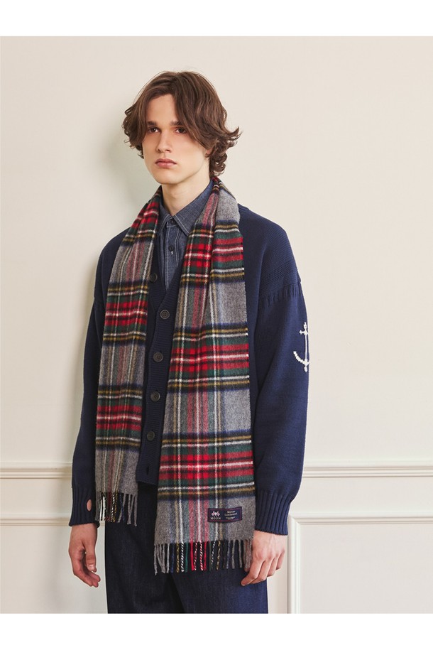 메리노울 머플러 25cm - 그레이 스튜어트는 부드러운 메리노 램스울 소재로 제작되어 가을과 겨울철 따뜻함을 선사합니다. 클래식하고 베이직한 스타일의 체크 패턴과 얇은 두께감으로 다양한 룩에 활용하기 좋습니다. 밀란지 기법을 사용하여 최대 8가지 색상을 혼합, 빛과 각도에 따라 다채로운 색감 변화를 보여줍니다. 일상, 격식 있는 자리 어디든 잘 어울리며, 보온, 흡습, 통기, 항균, 방취 기능으로 실용성을 더했습니다. 
**TPO:** 겨울 데일리룩, 모임룩, 오피스룩 **STYLE:** 클래식, 미니멀, 캐주얼