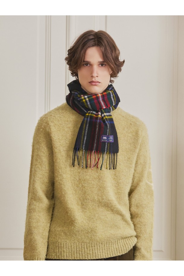 메리노울 머플러 25cm - 블랙 스튜어트는 부드러운 촉감과 뛰어난 보온성을 자랑하는 머플러입니다. 15~25마이크론의 섬유 굵기를 가진 메리노울 소재로 제작되어, 캐시미어급 부드러움을 선사합니다. 생후 6개월 미만 어린 양의 첫 채취 울을 사용하여 보풀이 적고 형태 변형이 적으며, 항균, 방취, 정전기 방지 기능으로 쾌적하게 착용 가능합니다. 블랙과 멀티컬러 체크 패턴으로, 클래식하면서도 베이직한 스타일을 연출하며 가을, 겨울철 데일리룩, 모임룩, 오피스룩에 활용하기 좋습니다. 발수 기능으로 눈, 비에도 든든하게 몸을 보호해줍니다.
